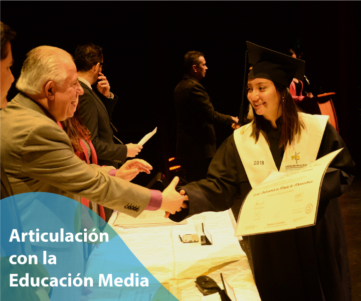 Bachilleres recibieron sus títulos como técnicos profesionales Bachilleres recibieron sus títulos como técnicos profesionales