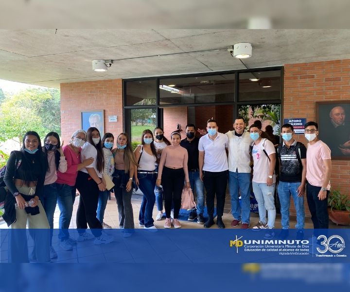 El área de Deportes del Centro Regional Buga realizó inducción a estudiantes de primer semestre Grupo de personas saliendo de la Inducción en Buga