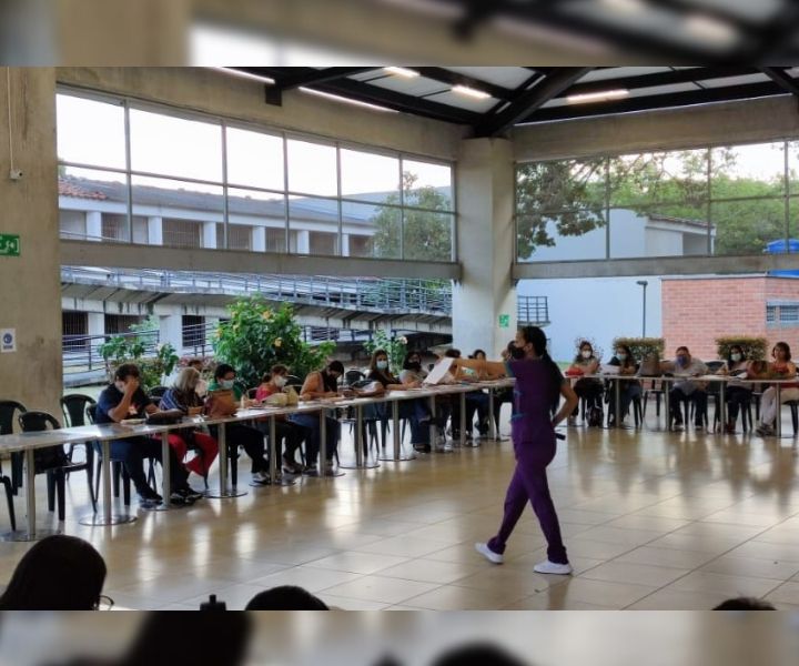 El área de Proyección Social abre Convocatoria de Voluntariado UNIMINUTO Sede Buga Grupo de personas en un auditorio en actividad de la Estrategia de Voluntariado UNIMINUTO Buga