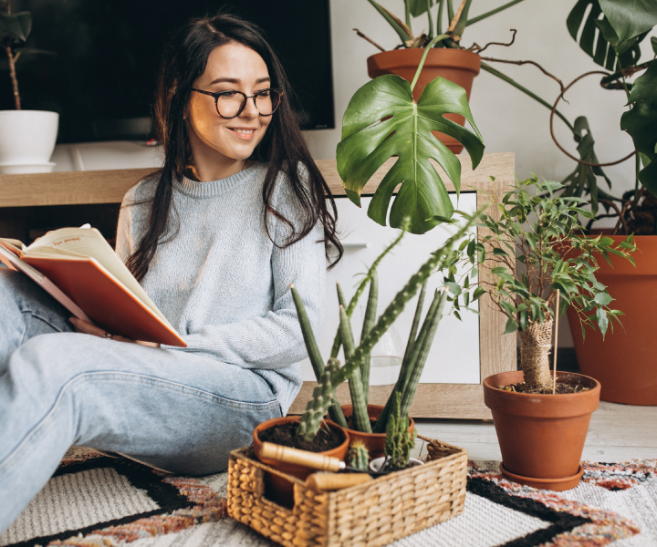 Estudiante con plantas en el hogar Proyecto TINI