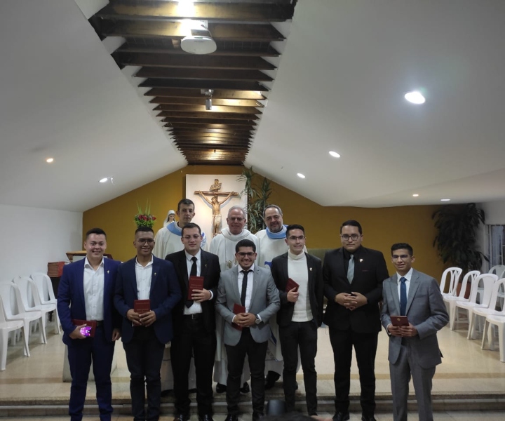 Fueron siete los jóvenes que firmaron Probación para formarse hacia la vida apostólica en comunidad. Jóvenes de la “Casa de Formación La Misión” firmaron Probación, para formarse hacia la vida apostólica en comunidad.