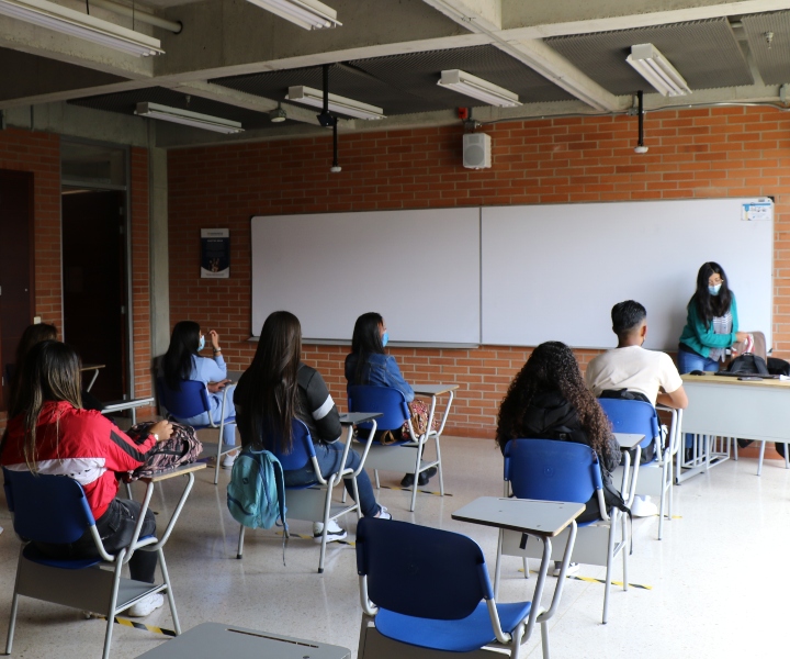 Estudiantes en clase Estudiantes en clase