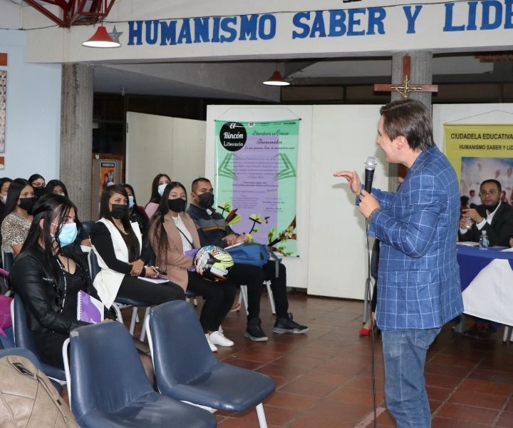 Ceremonia de Becas Socioeconómicas 2022-1 de la Rectoría Suroccidente Coordinadores y asistentes ceremonia de becas socieconómicas 2022-1