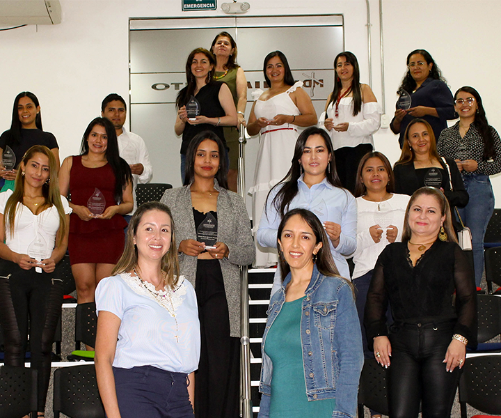 Estudiantes de Contaduría Pública son galardonados por sus proyectos y logros académicos en Pereira Estudiantes de Contaduría Pública son galardonados por sus proyectos y logros académicos en Pereira