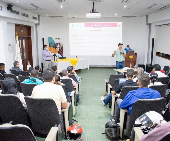 El Centro Progresa E.P.E. realizó el Taller Orientación de los servicios de Fondo Emprender SENA – VALLE Grupo de personas en el Taller de Fondo Emprender