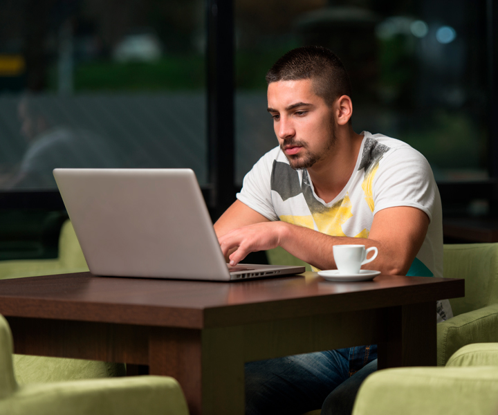 Colombia fortalece encuentros de experiencias investigativas innovadoras Estudiante solo frente a computador