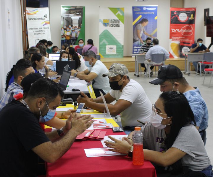 Feria de servicios para el fortalecimiento de emprendimientos Microempresarios participan de esta feria de servicios