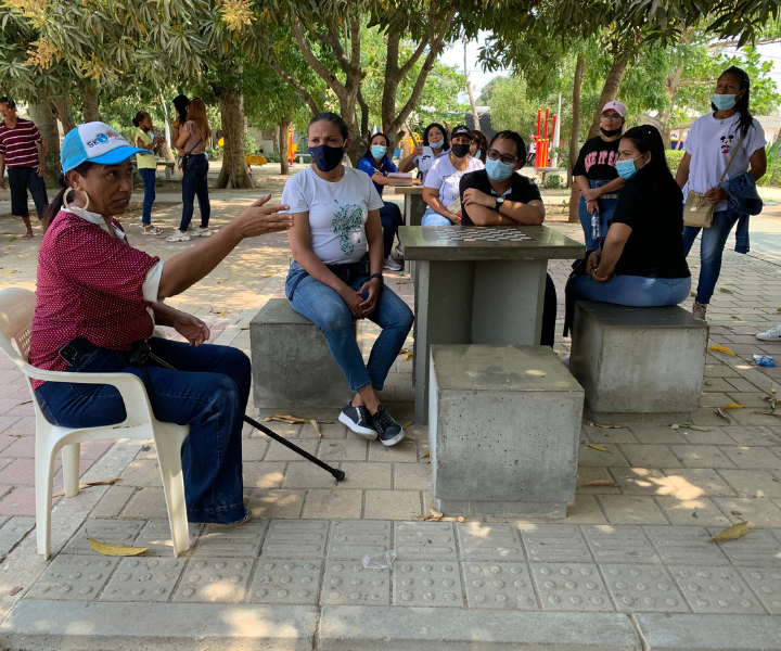 Voluntariado de UNIMINUTO en Ciudad Bonita, Soledad (Atlántico) Mujer hablándole a varios jóvenes en una plaza