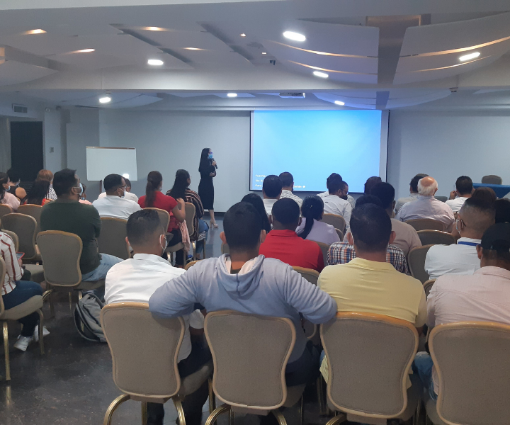 UNIMINUTO Barranquilla Conversa sobre el impacto del conflicto Rusia- Ucrania en Colombia Personas en auditorio