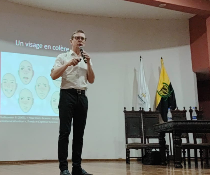 Ciudadanía, Educación y Cultura, un análisis del "apocalipsis cognitivo" en la era digital Hombre dictando conferencia