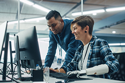 Personas trabajando mirando una pantalla