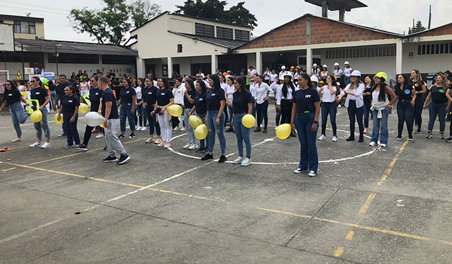 Estudiantes y docentes reunidos en la Conmemoración del Día internacional de la Seguridad y Salud en el Trabajo