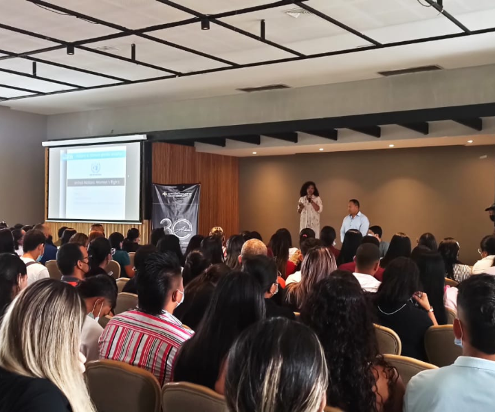 El funcionario de la ONU habló a la comunidad estudiantil del alcance y las oportunidades de la inclusión Gender Balance en las Instituciones. Hombre dictando conferencia