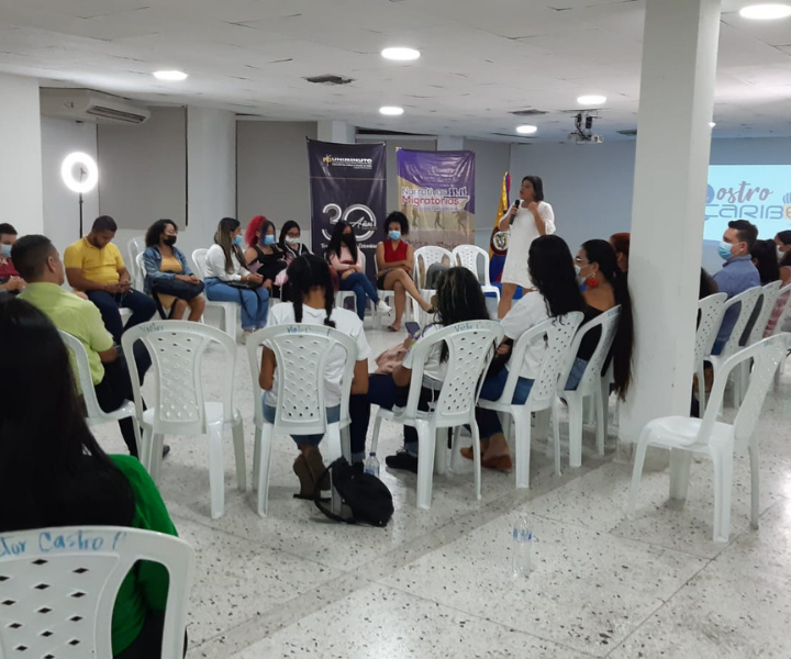 Narrativas migratorias, una experiencia que traspasa fronteras Mujer dictando conferencia