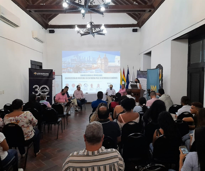Conversatorio con los empresarios Cartageneros: una muestra analítica por el desarrollo económico de la ciudad evento conversatorio donde se encuentras varias personas en un auditorio