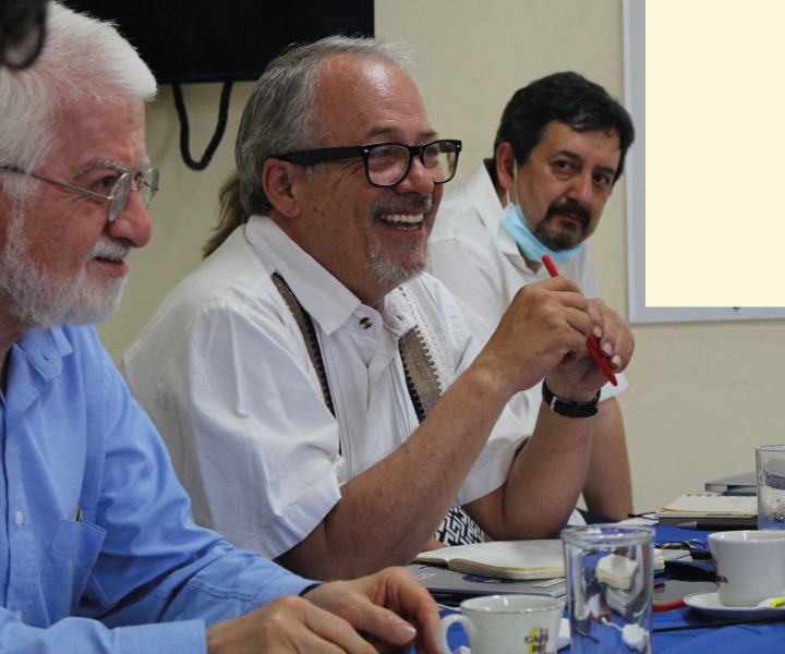 Visita del vicerrector de investigación de la universidad UPAEP a UNIMINUTO Girardot El Vicerrector de la UPAEP de México Eugenio Urrutia comparte con profesores de UNIMINUTO Girardot