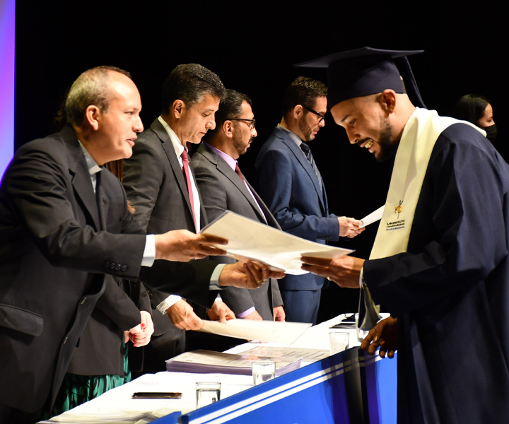 Vuelven las ceremonias de grado al Julio Mario Santo Domingo Estudiante recibiendo diplomas de graduación