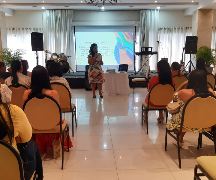 Seminario orientado hacia la investigación social en la educación infantil Personas en auditorio