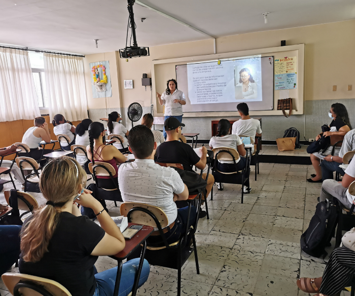 Cartagena y Santa Marta recibieron encuentros integrales y formativos. Estudiantes recibiendo una charla