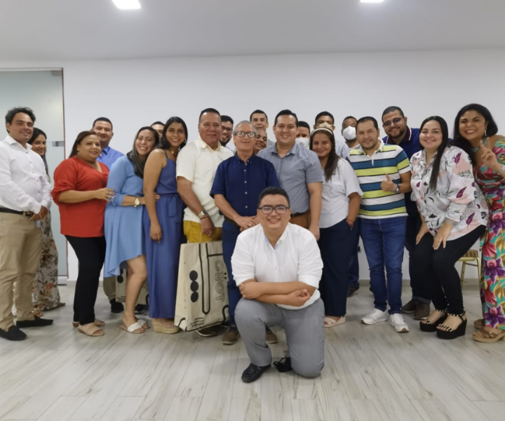 La Rectoría Caribe rindió homenaje a los maestros en su día Personas posando para una foto