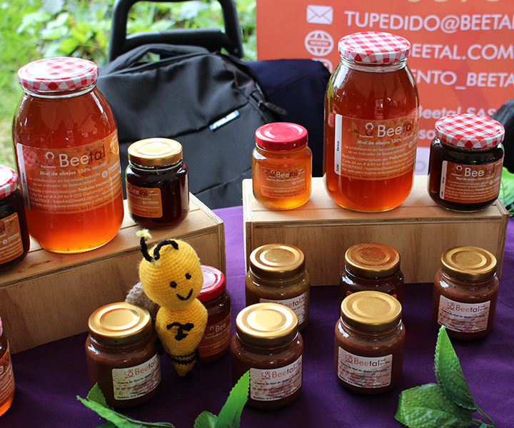 Feria de MD Micronegocios en UNIMINUTO Centro Regional Zipaquirá Microempresa Beetal – emprendimiento de Daniria Cepeda Egresada de UNIMINUTO CRZ.