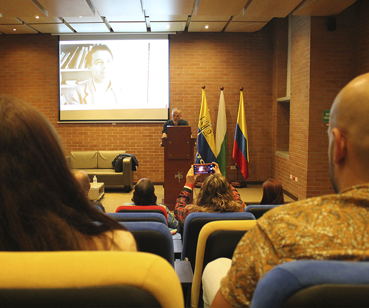 Director de la Alianza Francesa dictando una conferencia sobre cultura de Francia Viva la France: La internacionalización en casa