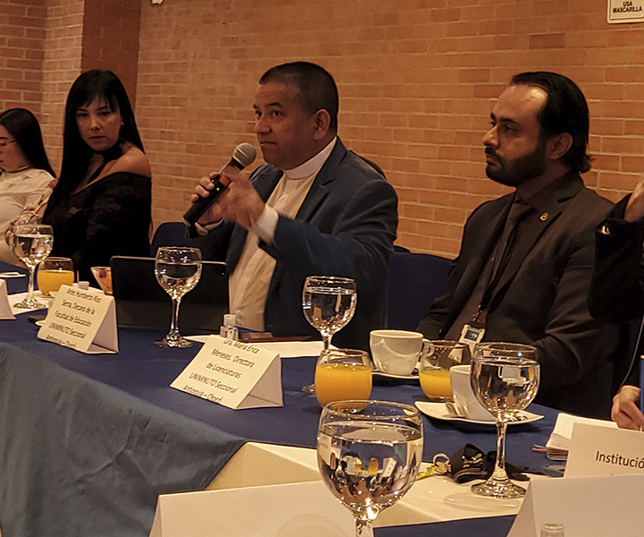 Liliana Benítez (directora de Mercadeo), Padre Huberto Obando Gil (rector seccional) y Arles Humberto Ríos (decano de la Facultad de Educación Virtual y a Distancia) en el desayuno empresarial Con desayunos empresariales, FEVD fortalece sus relaciones con el sector