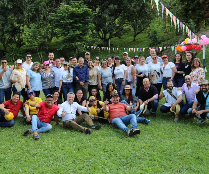 Culminó con éxito la Jornada de Desarrollo Humano Foto final después del segundo día de la ‘Jornada de Desarrollo Humano’ con los directivos de los Centros Regionales y Rectoría Cundinamarca.