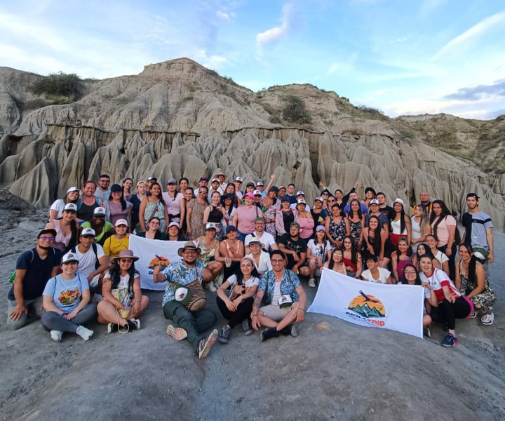 Licenciatura en Ciencias Naturales regresa con sus "aulas vivas" a los territorios colombianos Grupo de personas en el desierto rojo y gris del hulia