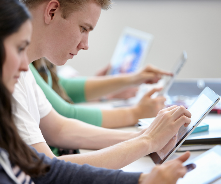 Jóvenes en clase con dispositivos móviles Jóvenes en clase con dispositivos móviles