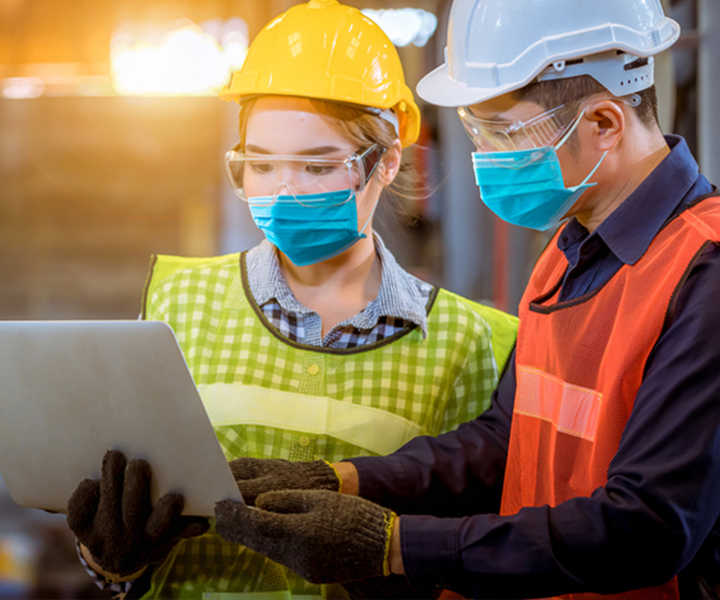 Profesionales en seguridad y salud en el trabajo con chaleco, casco y elementos de seguridad MinEducación confió la formación de gerentes en SST, al calificar nueva especialización