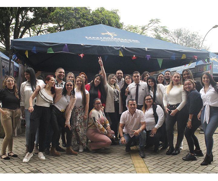 Con dinámica estilo feria, FACEA sustentó trabajos de grado de especializaciones Estudiantes de especializaciones de FACEA sustentando trabajos de grado en feria