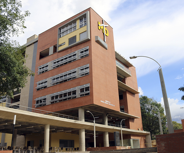 40 programas académicos con miras a la proyección social Edificio Padre Diego Jaramillo Cuartas del campus UNIMINUTO sede Bello