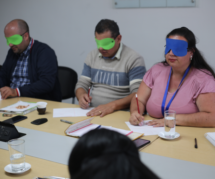 La Comunicación accesible, una apuesta que busca romper barreras desde la academia Profesores en taller de braille