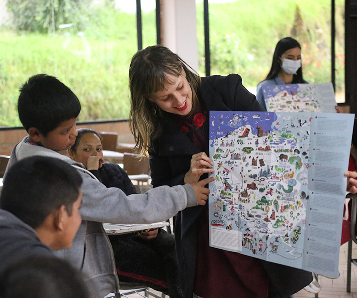 UNIMINUTO Cundinamarca y Embajada de Polonia culturizan niños en Zipaquirá Sylwia Wlodyga , voluntaria extranjera explica a los niños y niñas de la parroquia Jesús Obrero sobre la georreferenciación de Polonia.