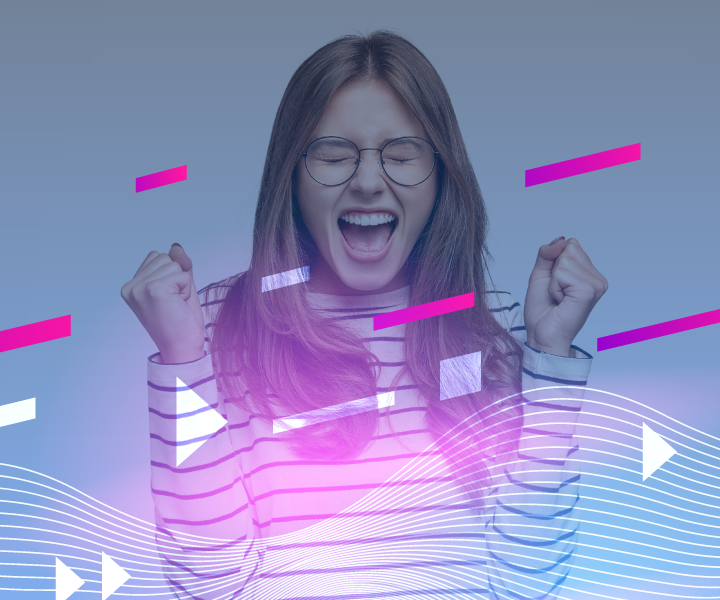 Conoce a los ganadores del diseño del logo XII Juegos Nacionales 2022 Joven mujer con los ojos cerrados y los puños cerrados, celebrando.