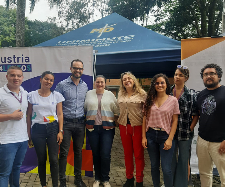 Alianza con Valle del Software promueve oportunidades de emprendimiento Colaboradores de UNIMINUTO y representantes del Valle del Software en feria de emprendimiento