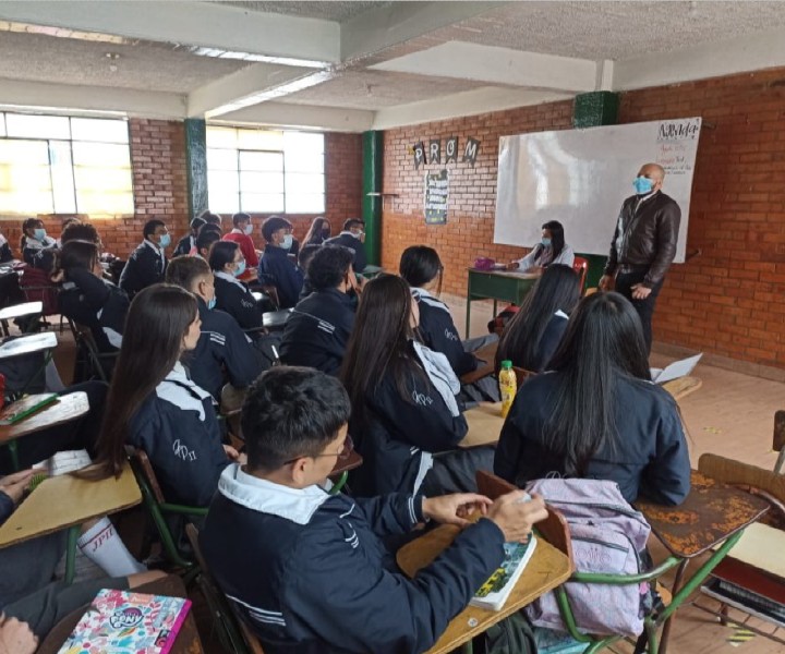 Educación Financiera en Colegios de Soacha El profesor Andrés Rivas apertura el espacio de socialización de estrategias financieras con estudiantes de 11mo grado.