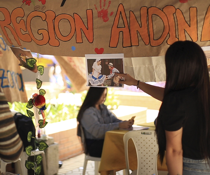 Feria de Comunidades étnicas acercó las diferentes culturas del país Jóvenes visitando el stand de la región andina en la feria de comunidades étnicas de UNIMINUTO