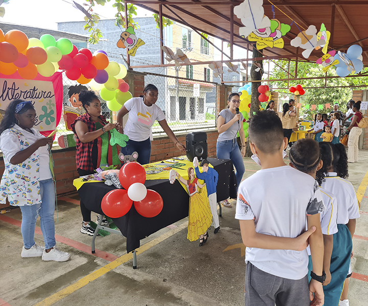 Niños participando en la feria lúdico pedagógica de UNIMINUTO en Apartadó Infantes de Apartadó aprendieron jugando en la feria Lúdico – Pedagógica