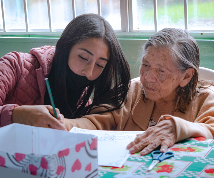 La Práctica en Responsabilidad Social: sello UNIMINUTO Estudiante UNIMINUTO enseñando a escribir a abuelita