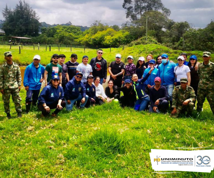 Minga UNIVERSITARIA para reforestar el territorio Participantes de actividad de reforestación del CRM