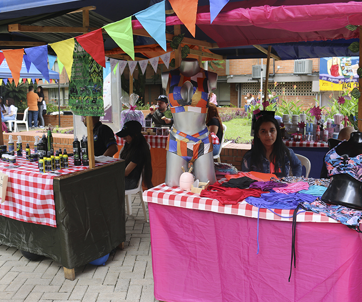Feria de Emprendimiento apoyó proyectos sociales y de multiculturalidad Emprendedoras vendiendo sus productos en la feria