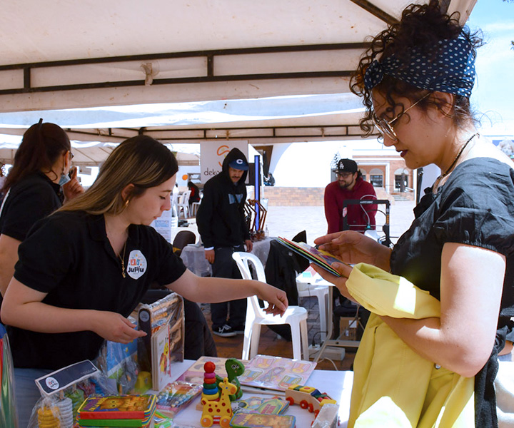 UNIMINUTO, anfitrión de la Primera Feria de MD Micronegocios Mujer comprando en caseta de la Primera Feria de MD Micronegocios