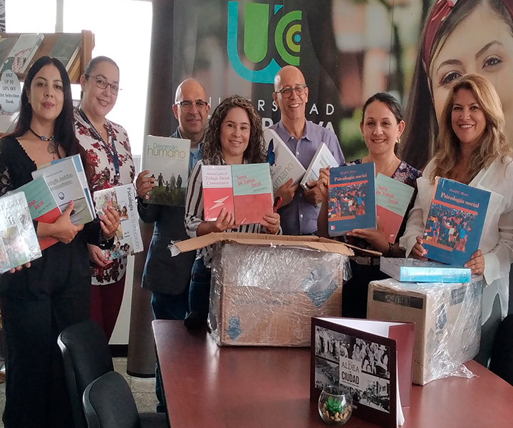Donación de libros para la Universidad Cooperativa Donación-de-libros.jpg
