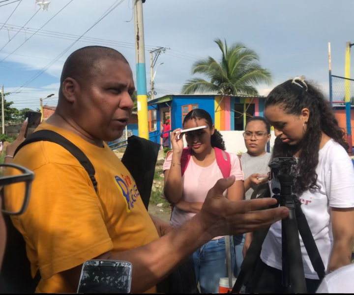 Estudiantes del programa de comunicaciòn social Centro Regional Barranquilla intercambian experiencias en las comunidades. Docente entrevistando a personas de la comunidad