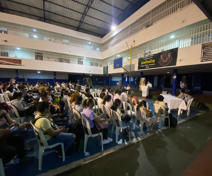 lección inaugural 2022-2 UNIMINUTO 30 años: La dignificación del hombre y sostenibilidad integral Personas en auditorio