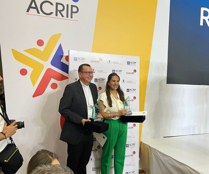 UNIMINUTO Gana Premio Colombiano de Sostenibilidad a las Buenas prácticas Laborales (2022). Dos personas recibiendo premio