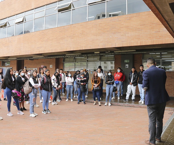 UNIMINUTO Cundinamarca recibió 552 nuevos universitarios, en período cuatrimestral de 2022-2 Carlos Ramírez Coordinador académico se dirige a estudiantes nuevos.