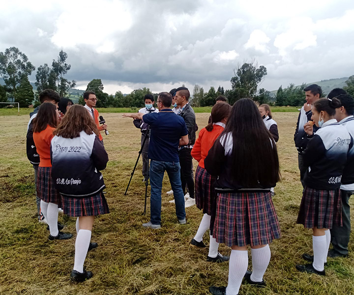 Radio Móvil, una estrategia comunicativa que impacta en la región de Sabana Centro Estudiantes de IED la granja, participan en ejercicio en marcado en la estrategia de radio móvil.